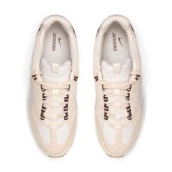Nike X JACQUEMUS AIR HUMARA LX -Hot Sale Clothing Store NikeXJACQUEMUSAIRHUMARALXLIGHTBONEGOLD SAIL8DR0420 001 4